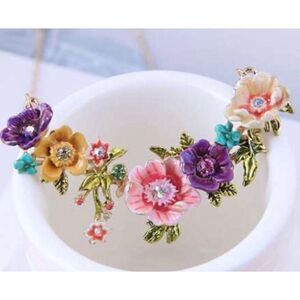 🌺 Betsey Johnson bib style crystal & alloy flowered necklace 🌺